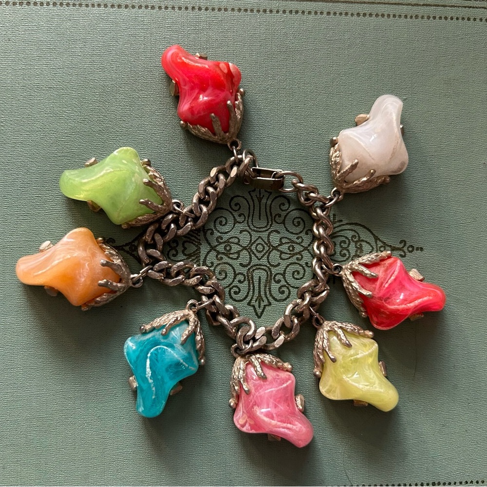 IMMACULATE MIDCENTURY FAUX GEMS CHERM BRACELET VINTAGE BEAUTY